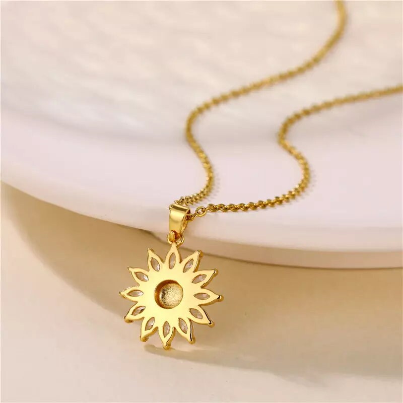 Daisy Pendant Necklace