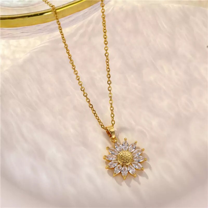 Daisy Pendant Necklace